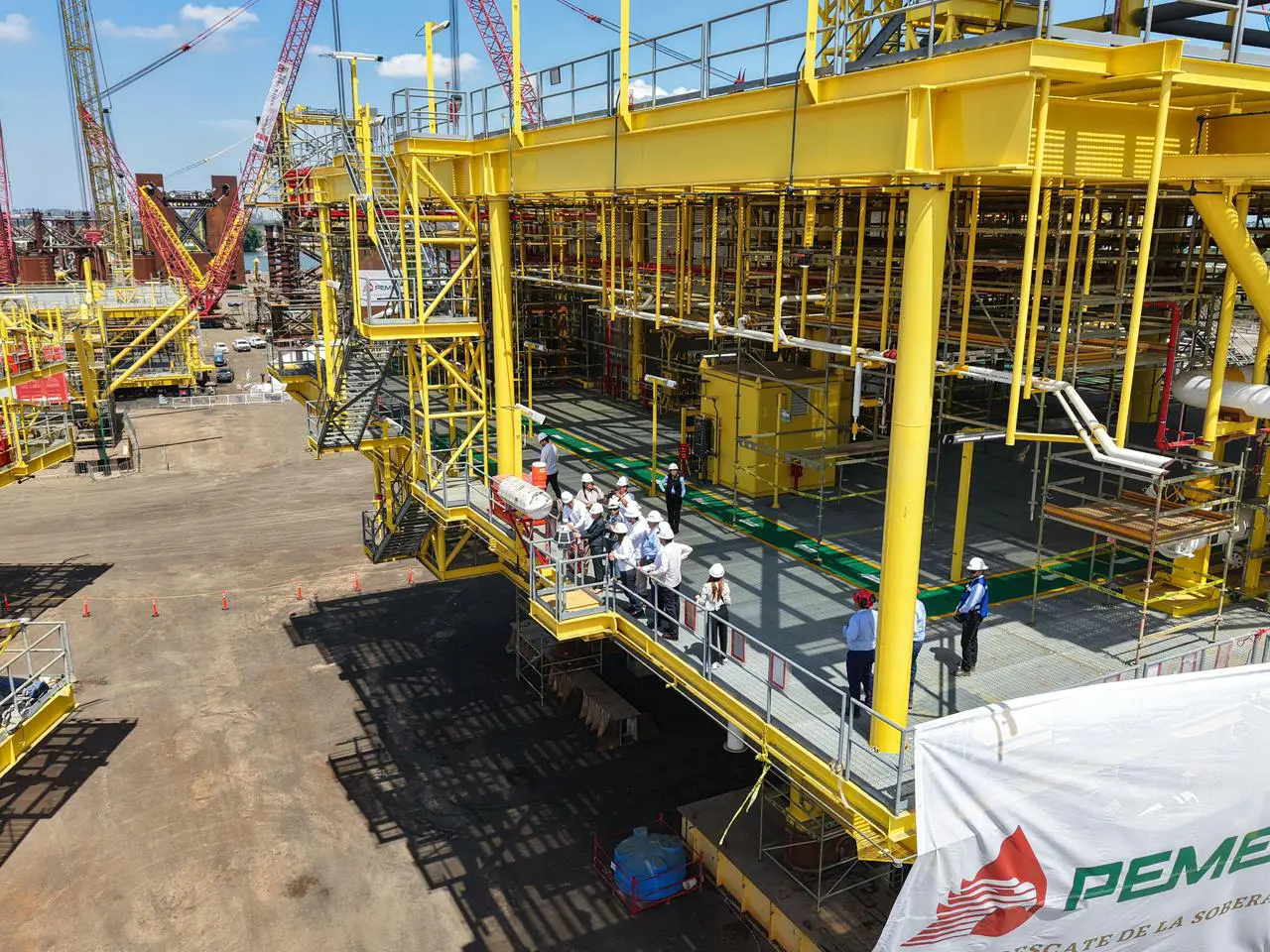Presidenta de México acompañada de funcionarios en planta de Pemex en Pueblo Viejo, Veracruz