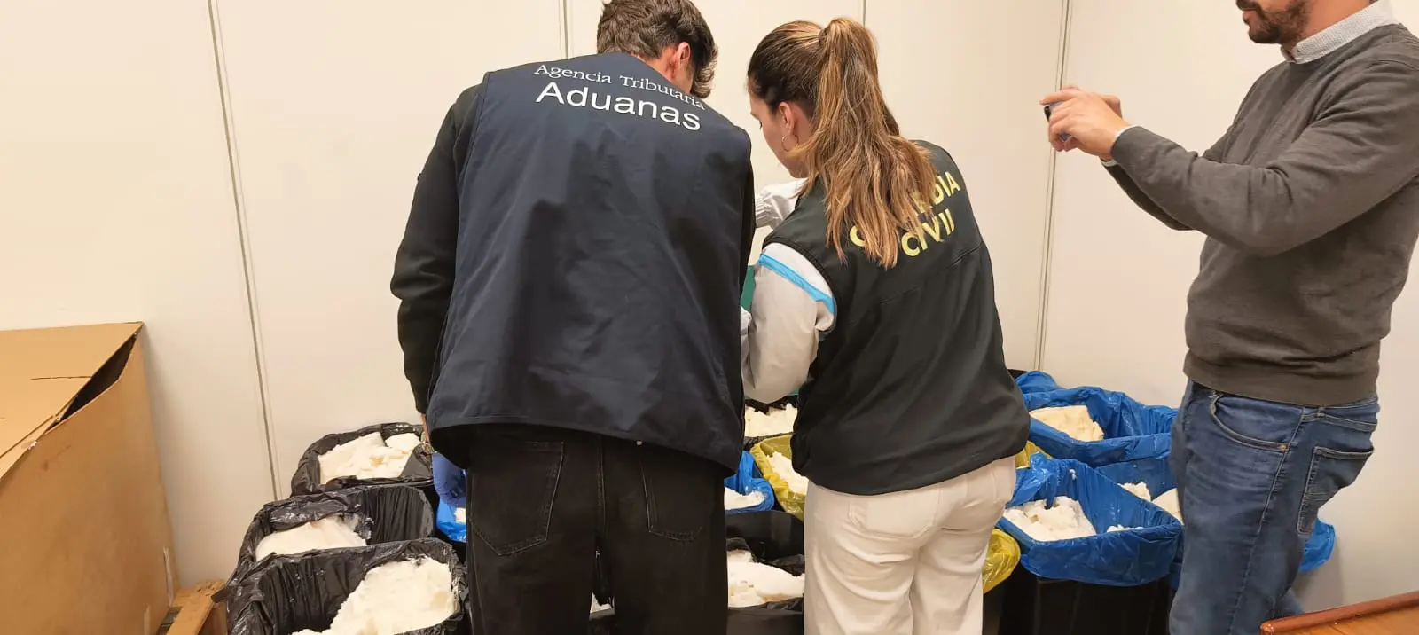 Autoridades españolas analizan cargamento de droga.