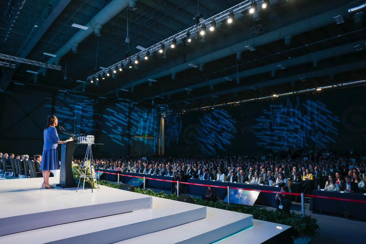 Claudia Sheinbaum hablando al micrófono frente a empresarios de Nuevo León