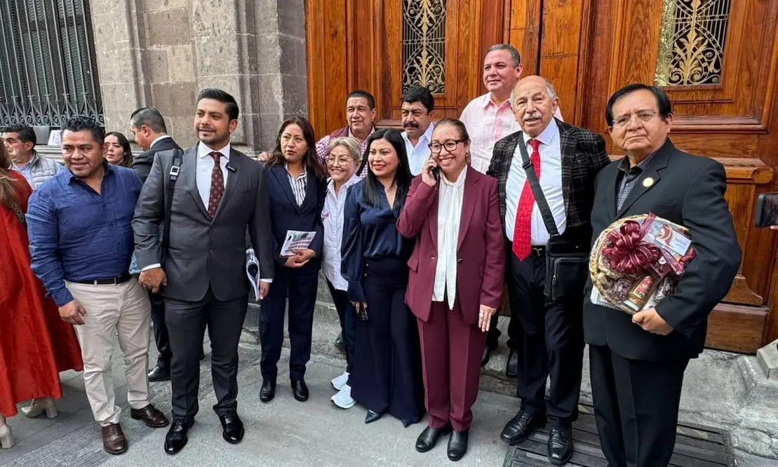 Funcionarios mexicanos reunidos afuera de Palacio Nacional.