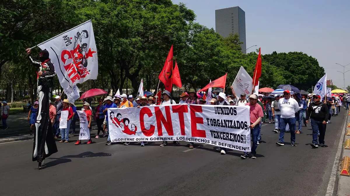 Protestantes de la CNTE con pancartas en calle.