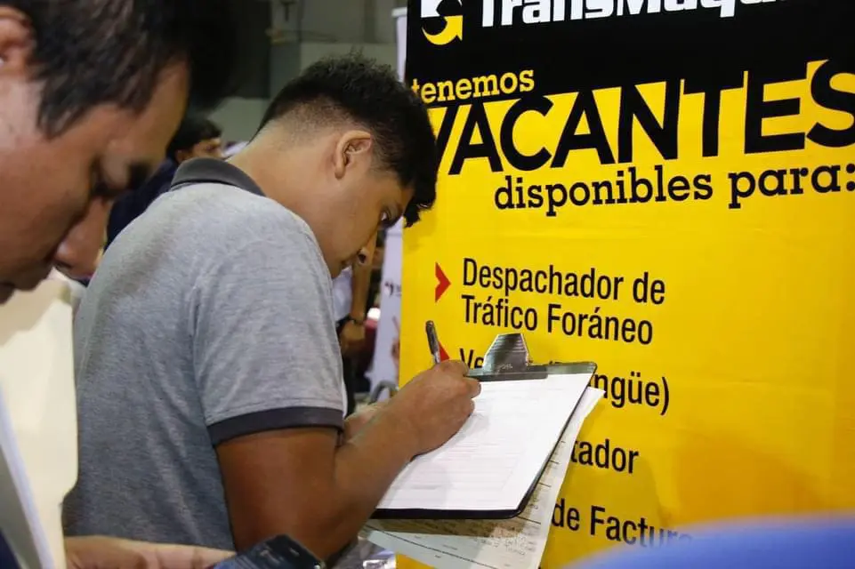 Joven llenando formato de vacante de empleo