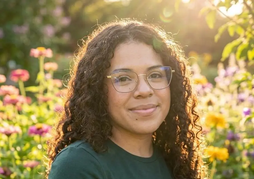 Mujer mexicana entre flores.