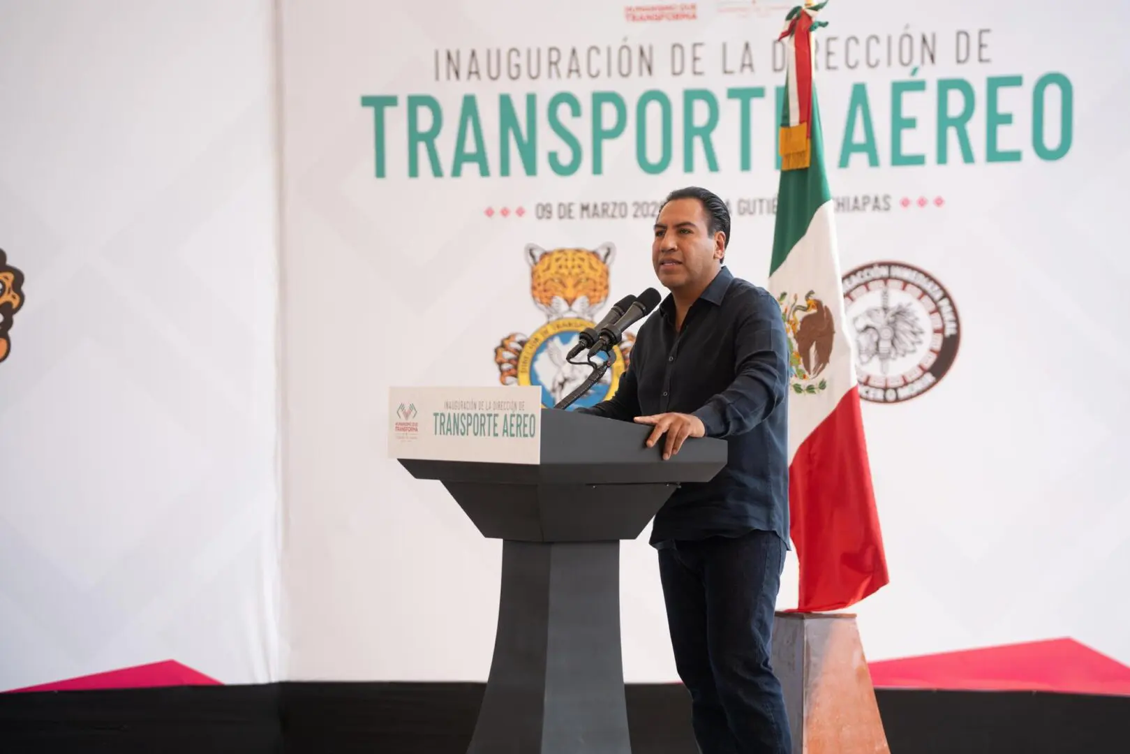 Gobernador de Chiapas ante micrófonos en evento público.