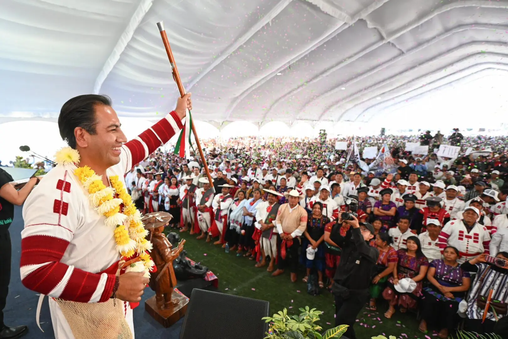 Gobernador de Chiapas con bastón de mando ante cientos de personas