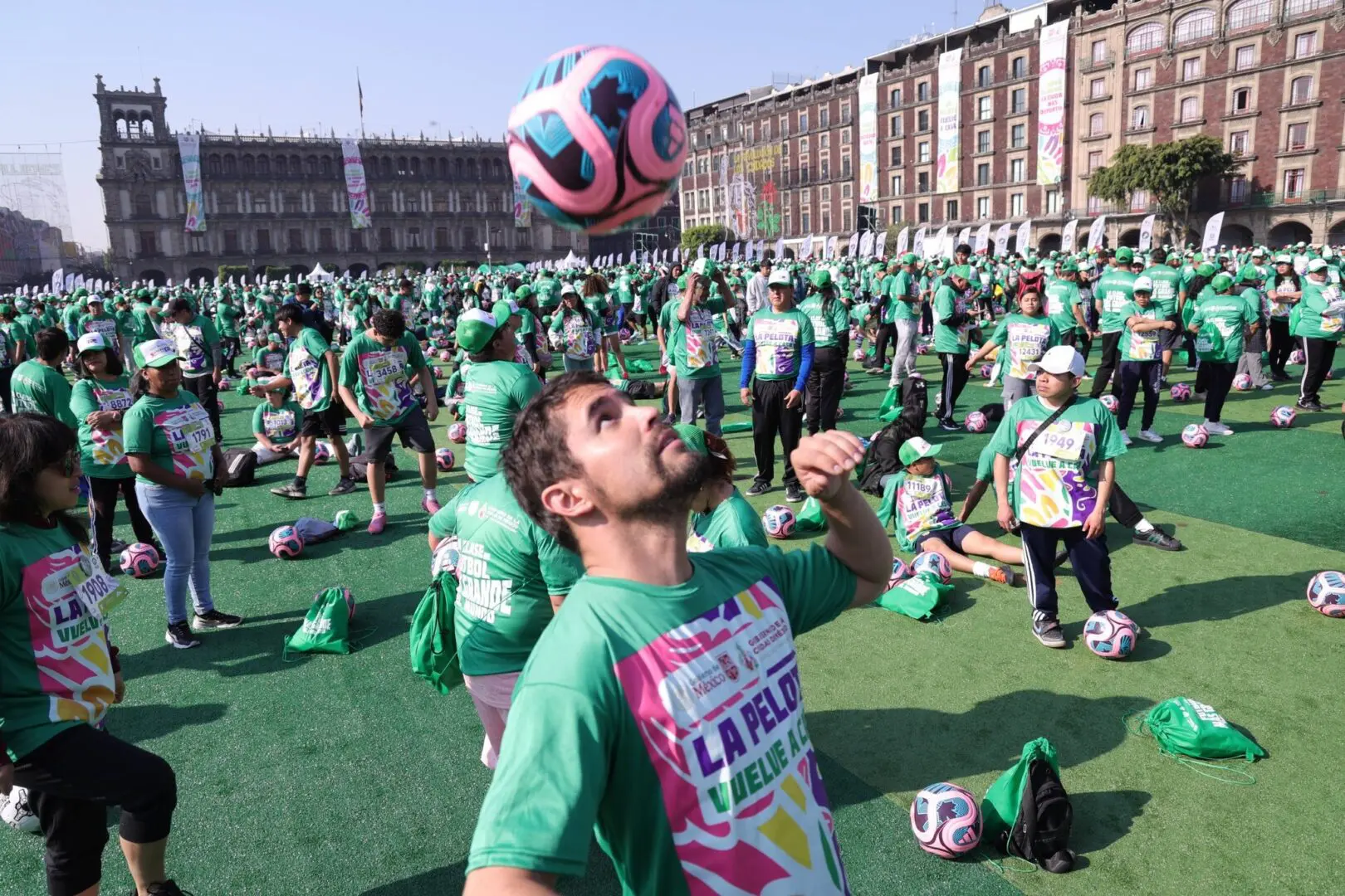 Hombre haciendo "dominadas" con la cabeza en Zócalo de CDMX.