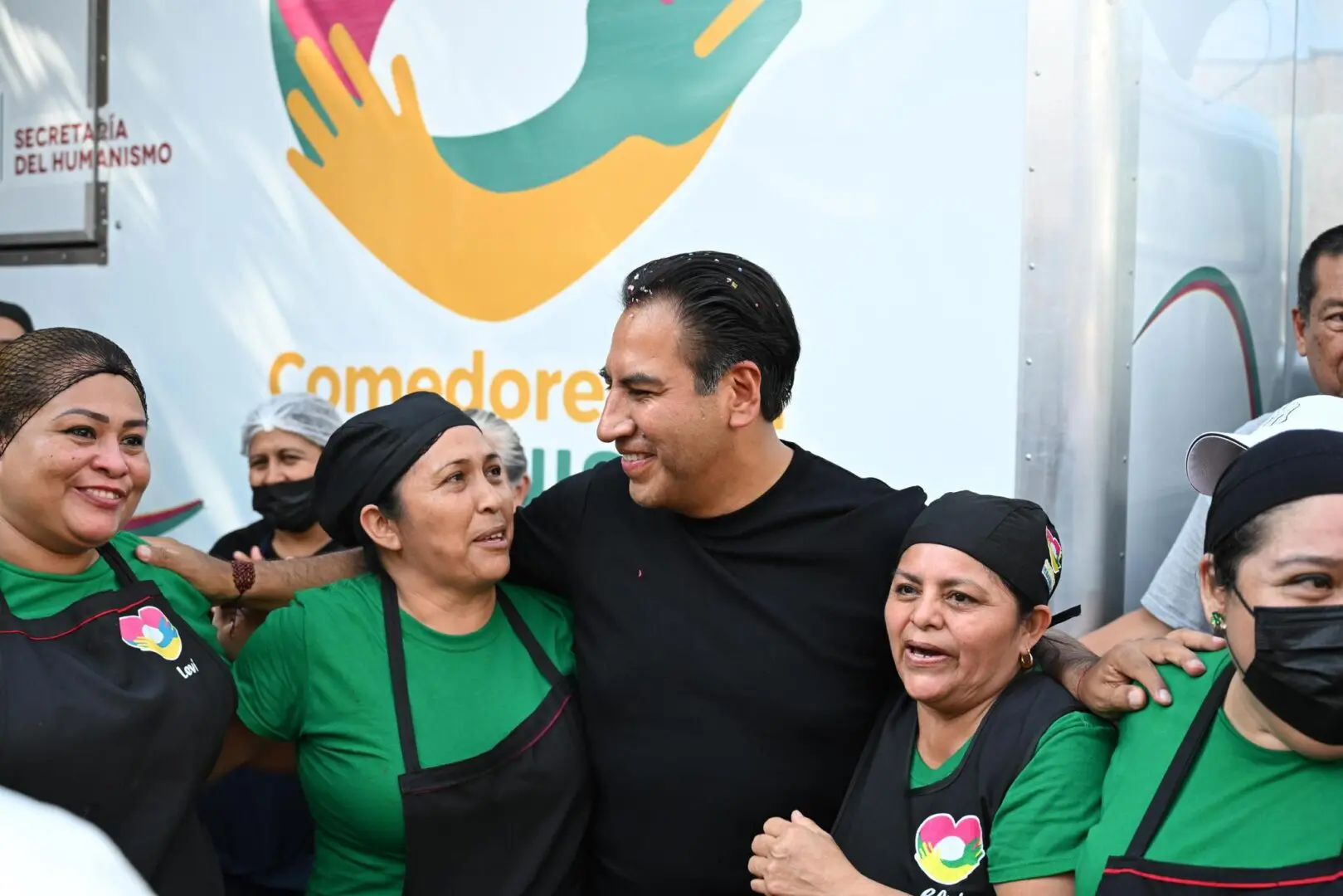 Gobernador de Chiapas abrazando a cocineras