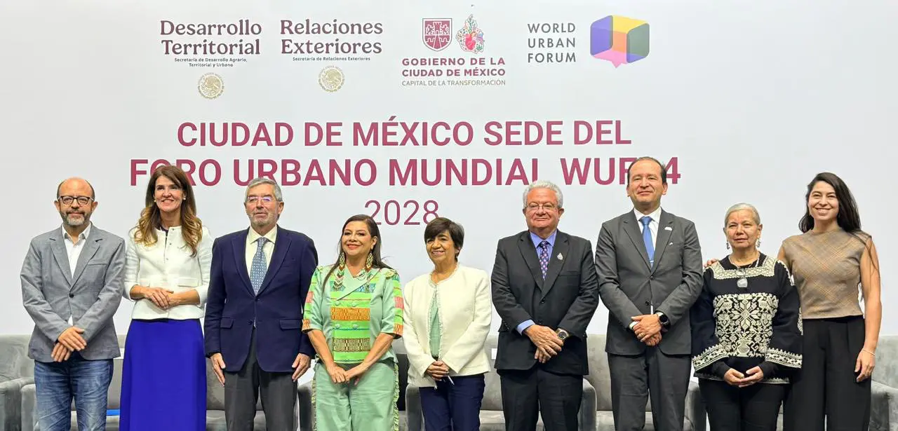 Clara Brugada junto a funcionarios en evento público