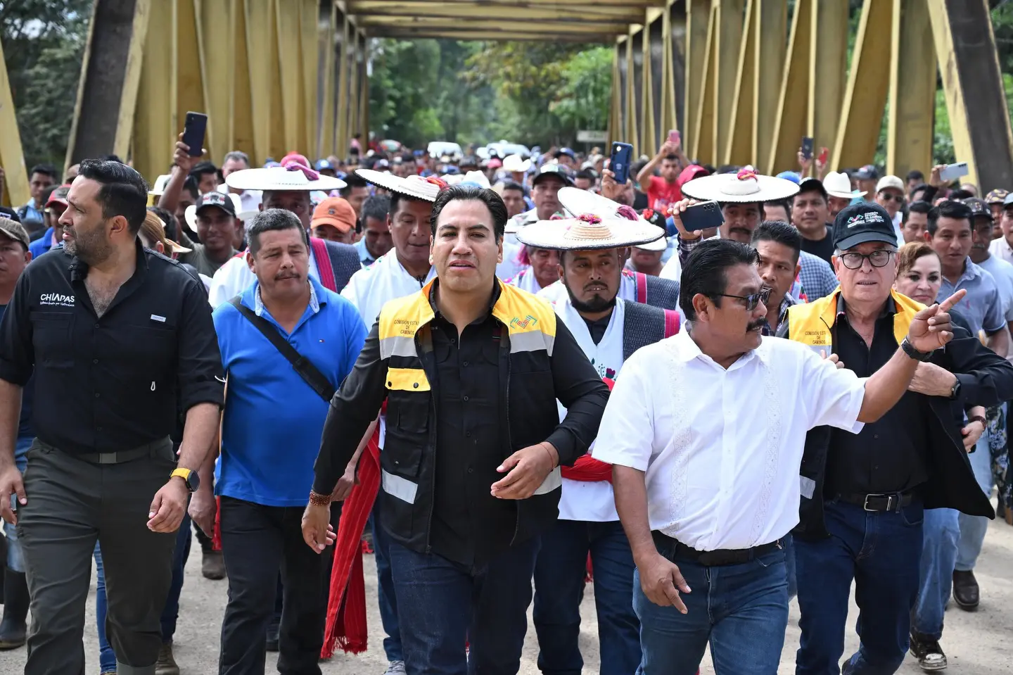 Gobernador de Chiapas recorriendo obra carretera junto a funcionarios