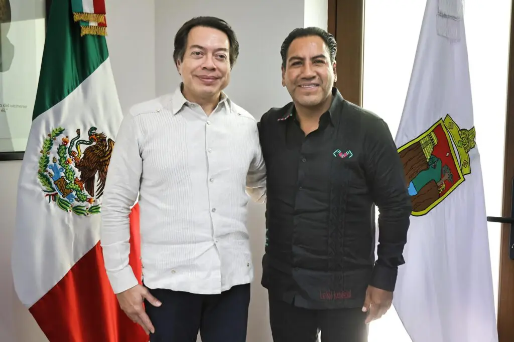 Mario Delgado tomando del hombro a Eduardo Ramírez