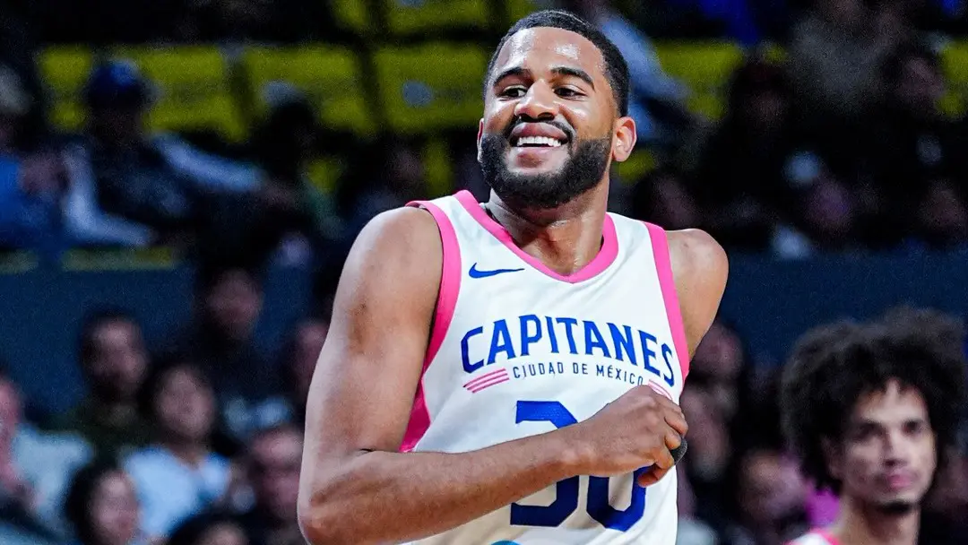 LJ Figueroa, jugador de los Capitenes de la CDMX, en un partido de la NBA G League.