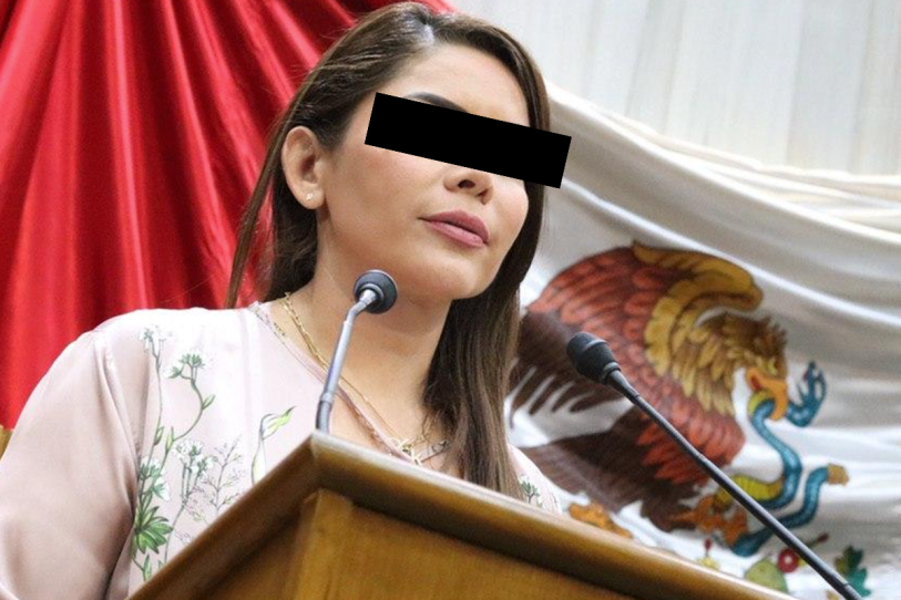 Funcionaria de Monterrey ante micrófono con recuadro negro sobre los ojos.