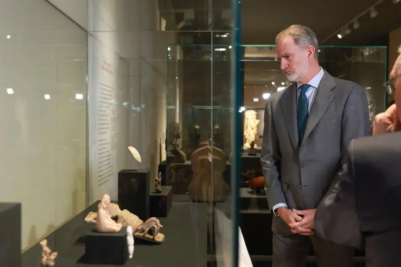 Felipe VI observa piezas en un museo de Madrid