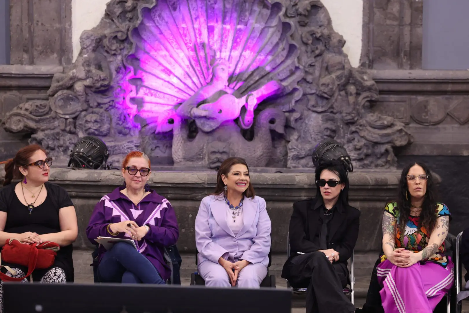 Clara Brugada en compañía de mujeres artistas