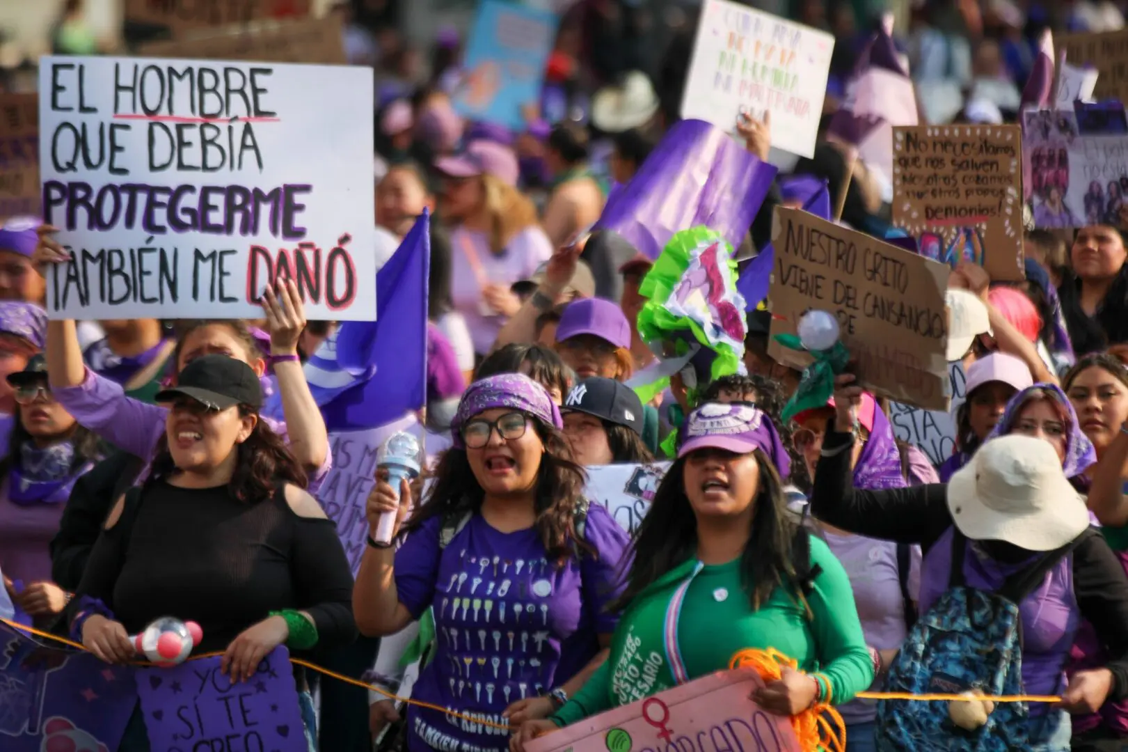 Manifestantes del 8M con pancartas y paliacates verdes