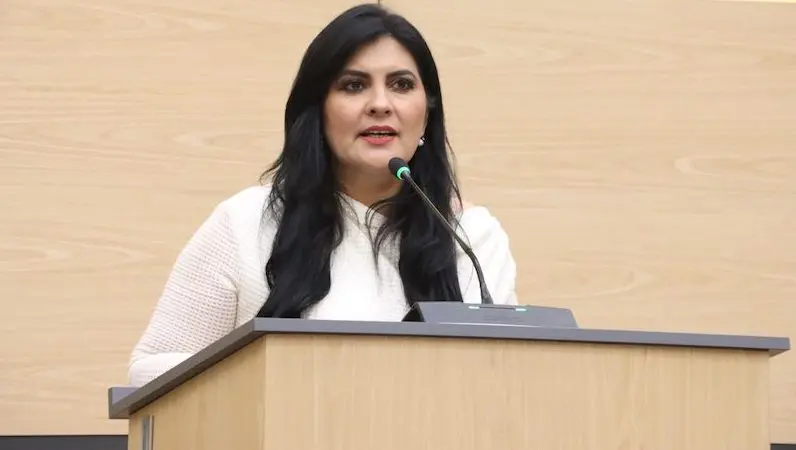 Diputada mexicana ante micrófono.