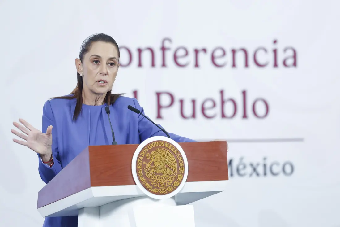 La presidenta de México habla durante una rueda de prensa en Palacio Nacional