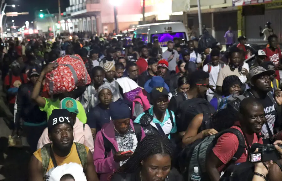 Migrantes caminan en caravana en Tapachula