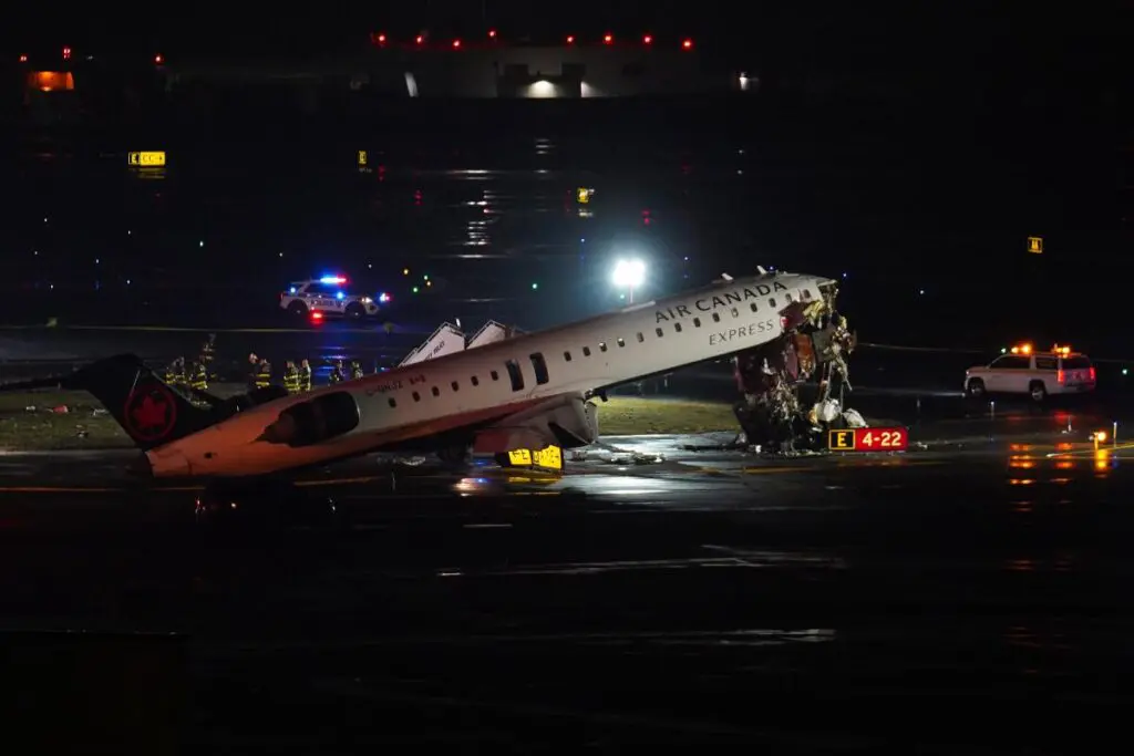 Avión choca con camión de bomberos en Estados Unidos