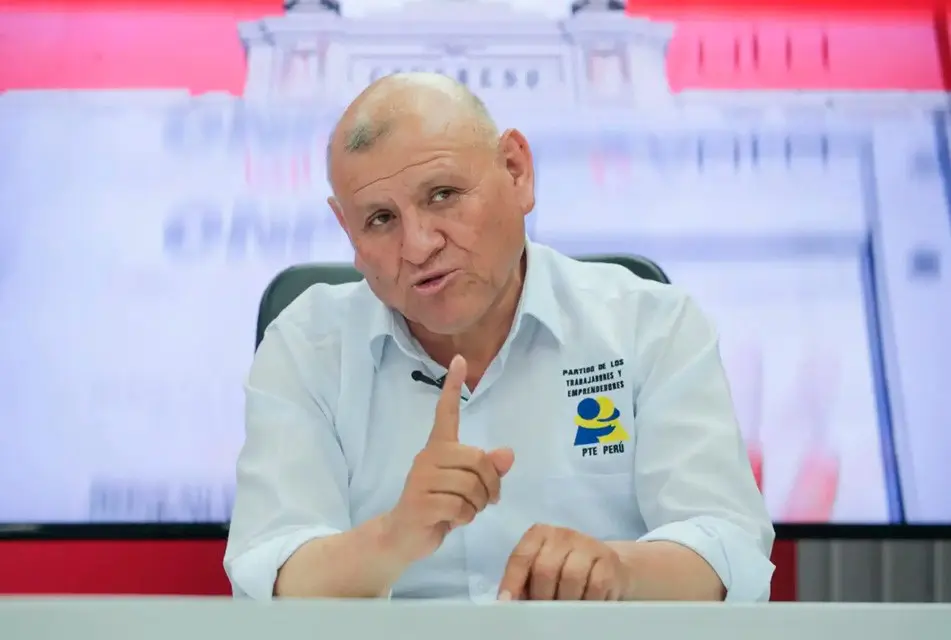 Napoleón Becerra en una transmisión televisiva