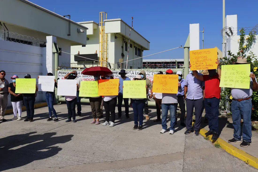 Protesta en calle de Tapachula con pancartas.