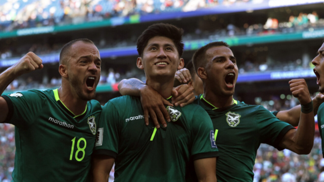 Jugadores de Bolivia festejan triunfo sobre Surinam.