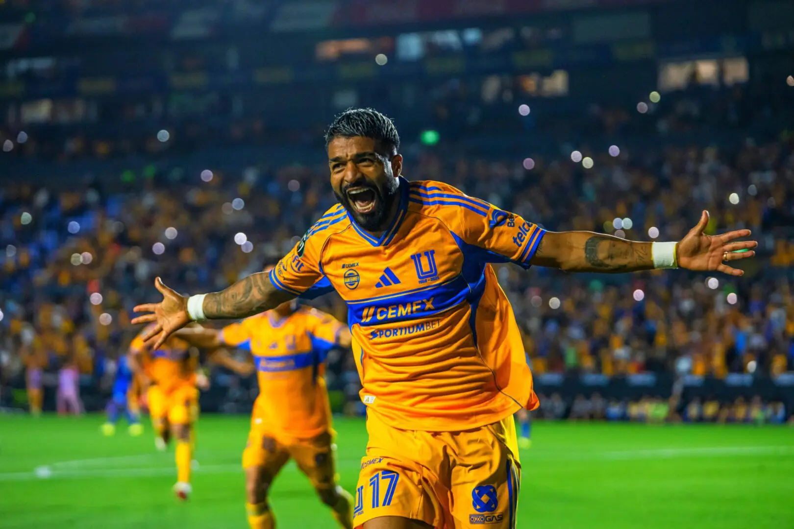 Rodrigo Aguirre festeja un gol en Concachampions 2026.