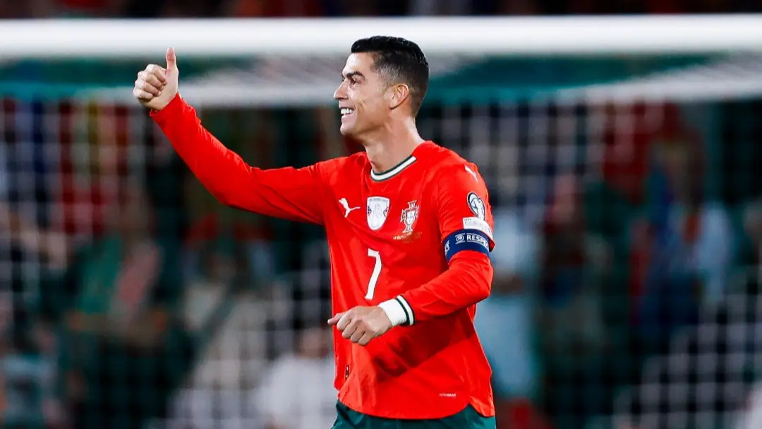 Cristiano Ronaldo celebra en un estadio.