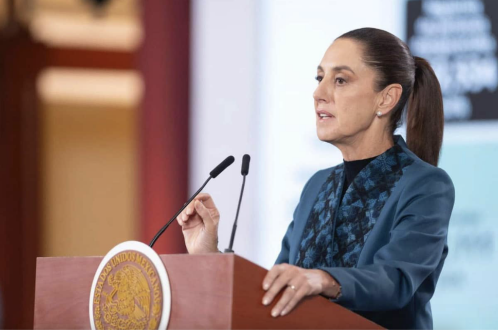 Presidenta de México hablando ante micrófono en Palacio Nacional
