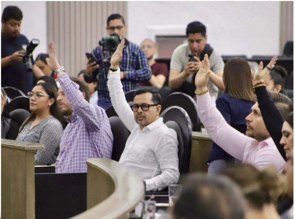 Congresistas de Chiapas levantando la mano en sesión