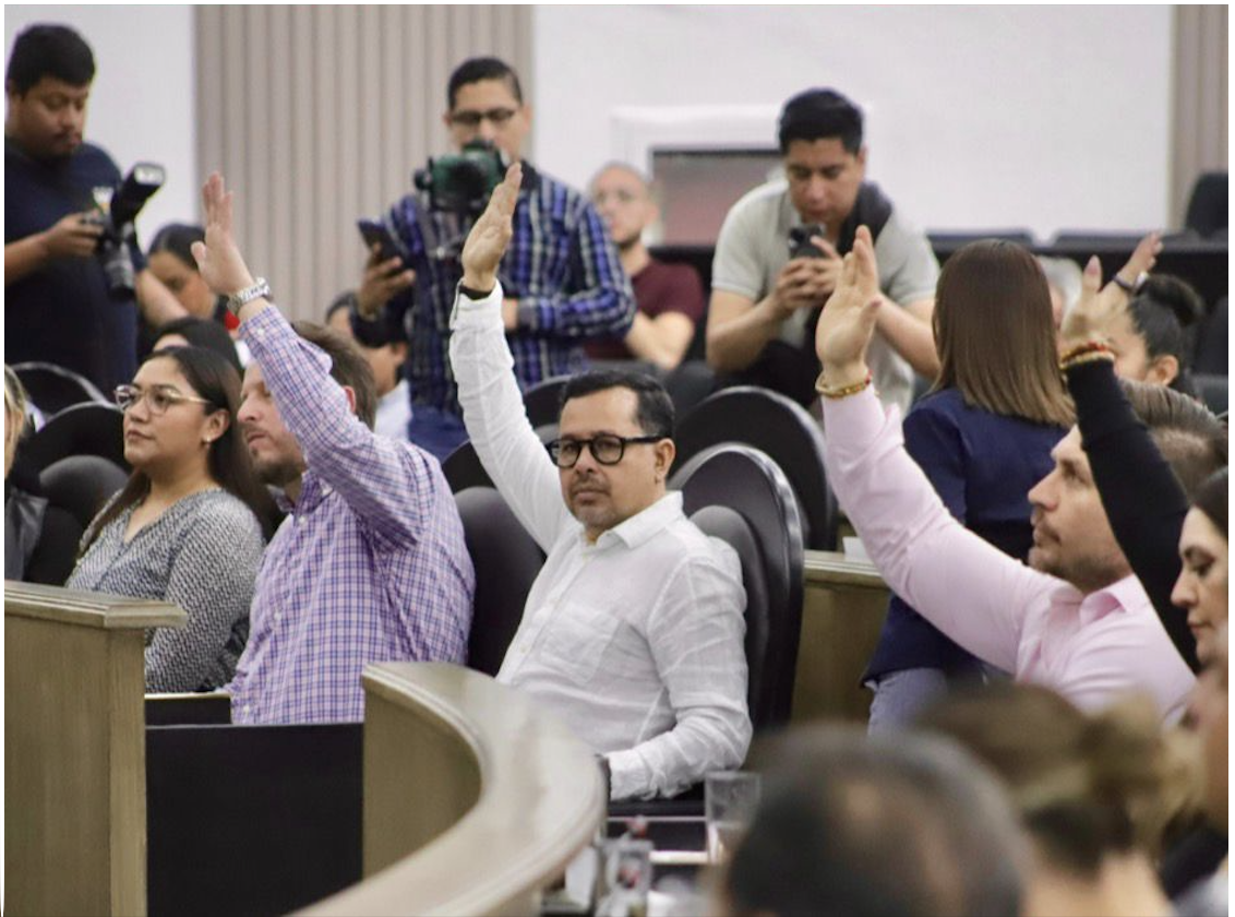 Congresistas de Chiapas levantando la mano en sesión