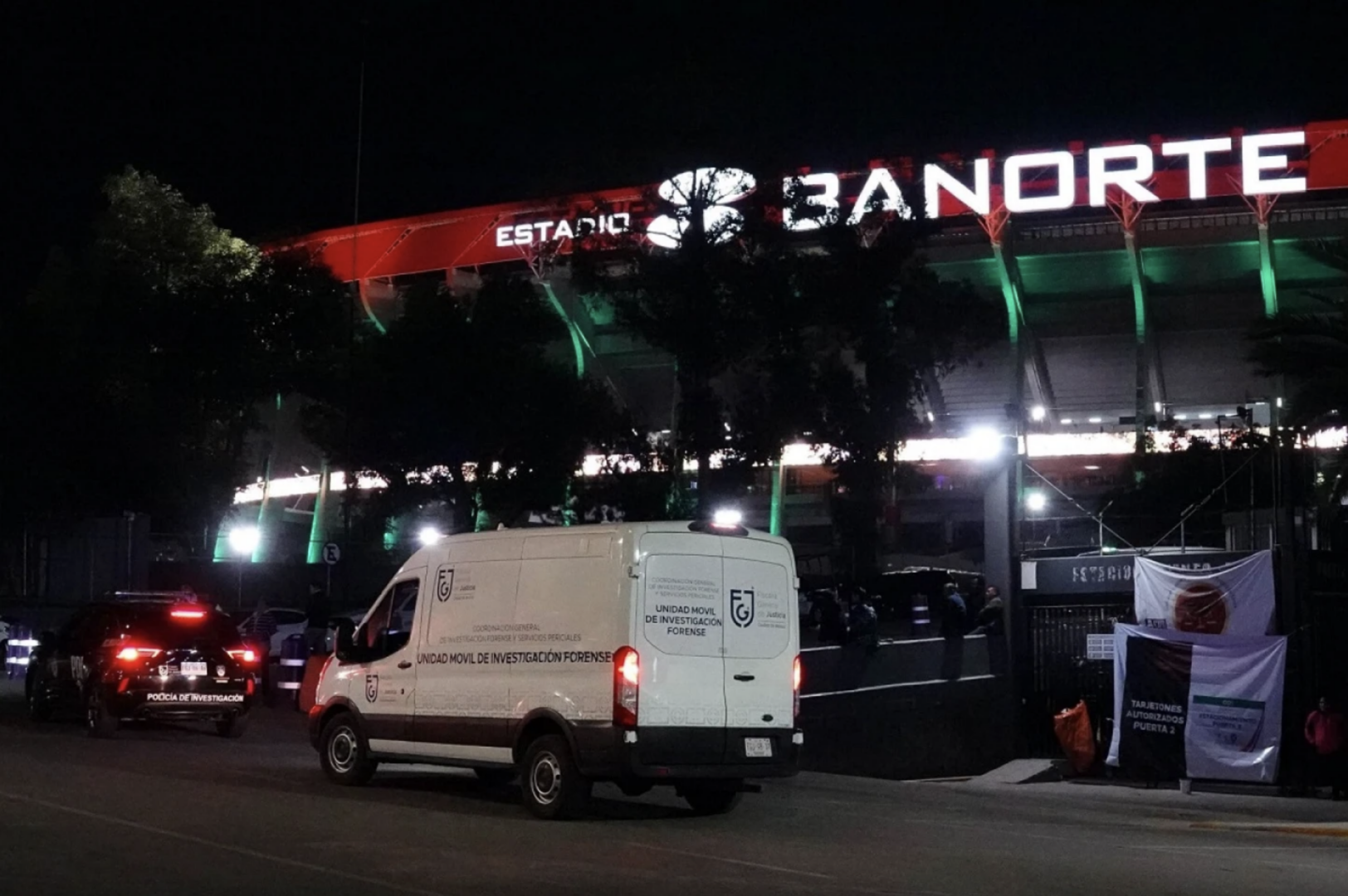 Camioneta de la FGJ estacionada afuera del Estadio Banorte