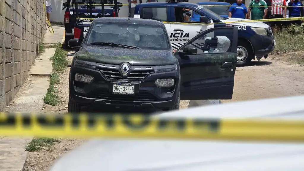 Perito tomando fotografías de camioneta en Tuxtla Gutiérrez