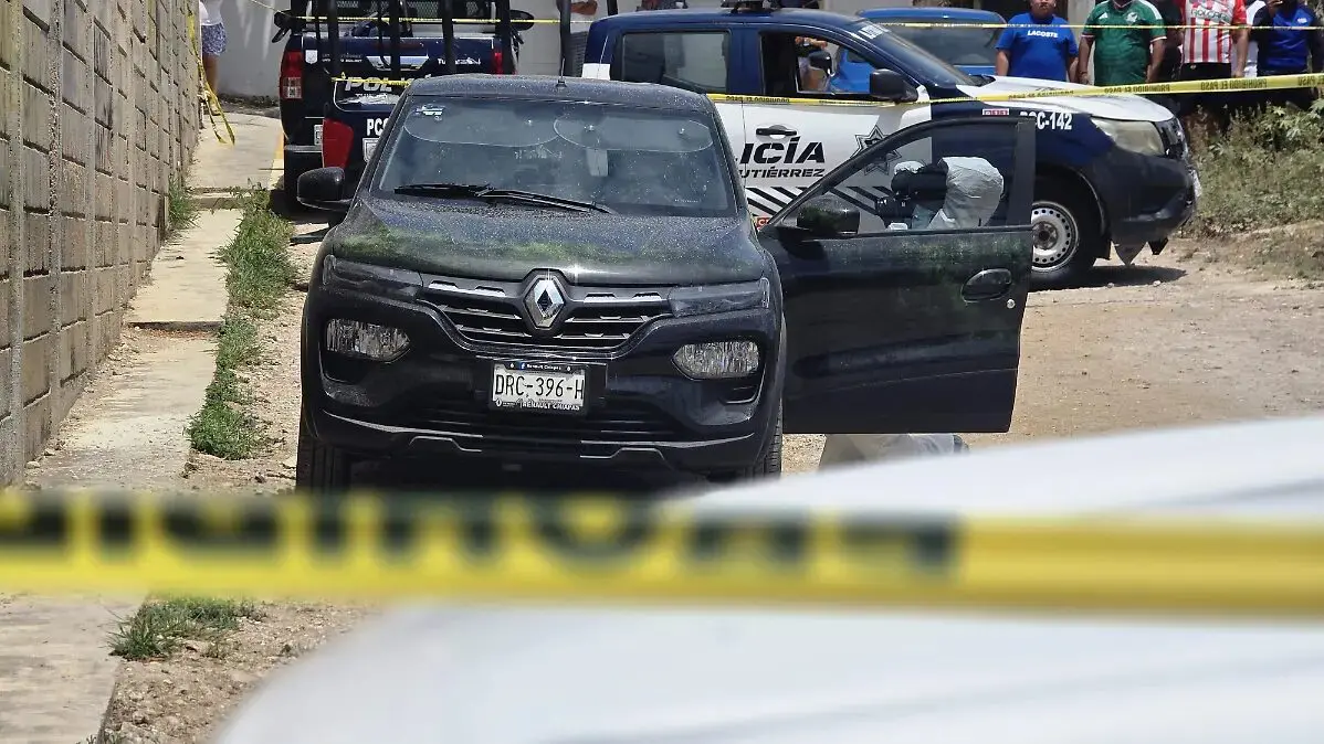Perito tomando fotografías de camioneta en Tuxtla Gutiérrez