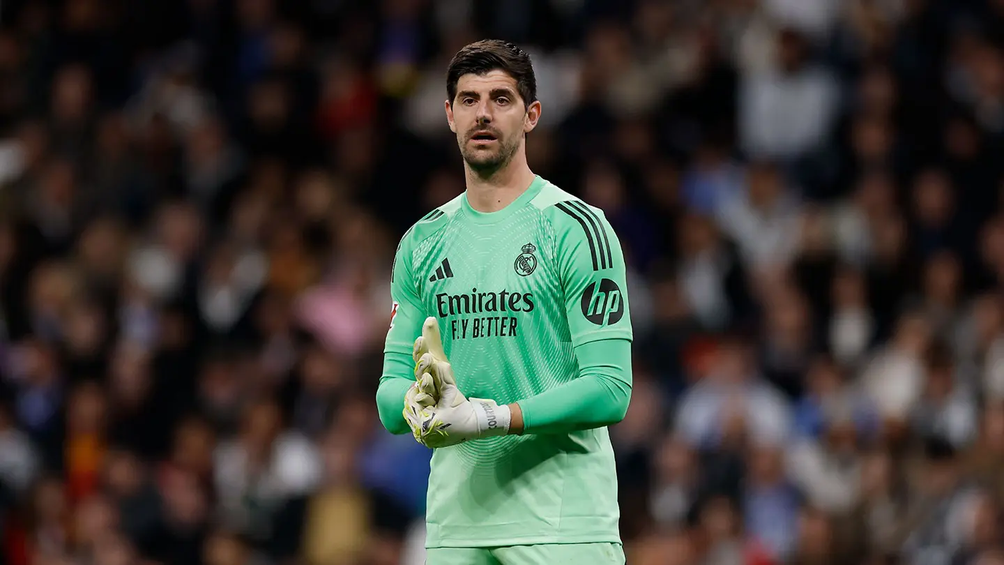 Thibaut Courtois se agarra las manos en estadio