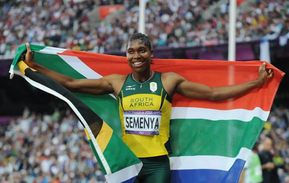 Caster Semenya con la bandera de Sudáfrica.