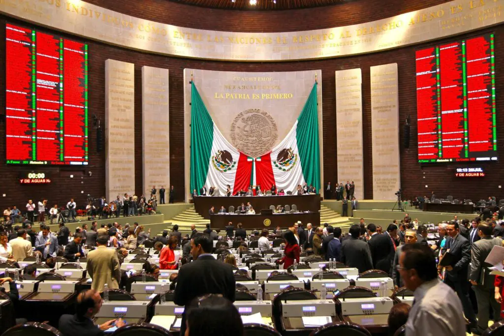 Pensiones millonarias son eliminadas por Cámara de Diputados