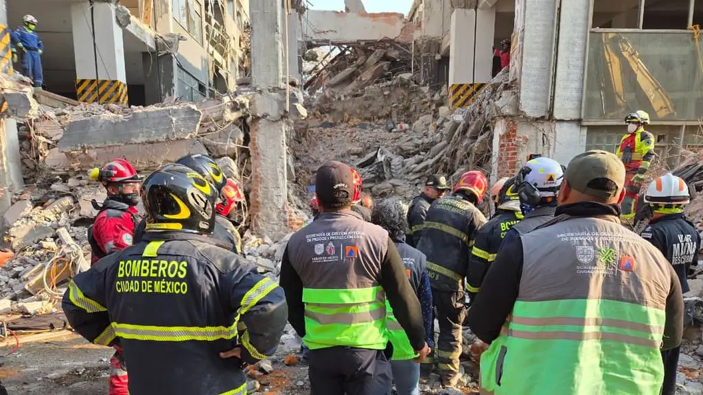 Cuerpo de rescate frente a ruinas en San Antonio Abad.