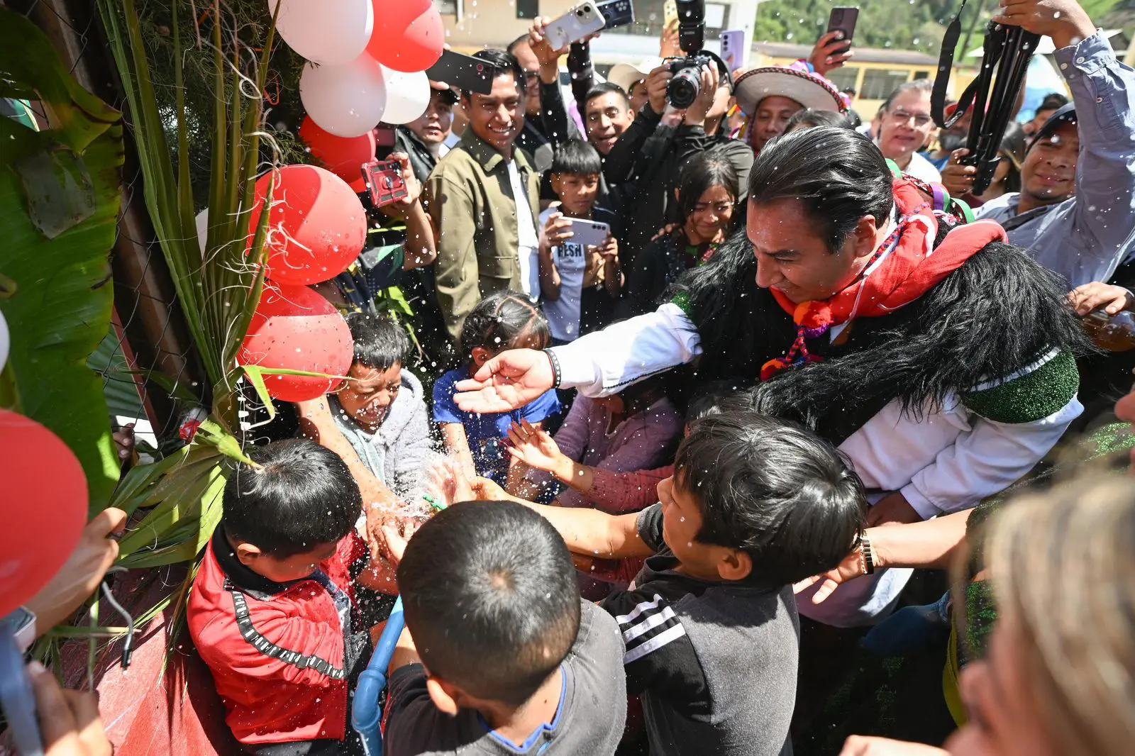 Gobernador de Chiapas rodeado de niños