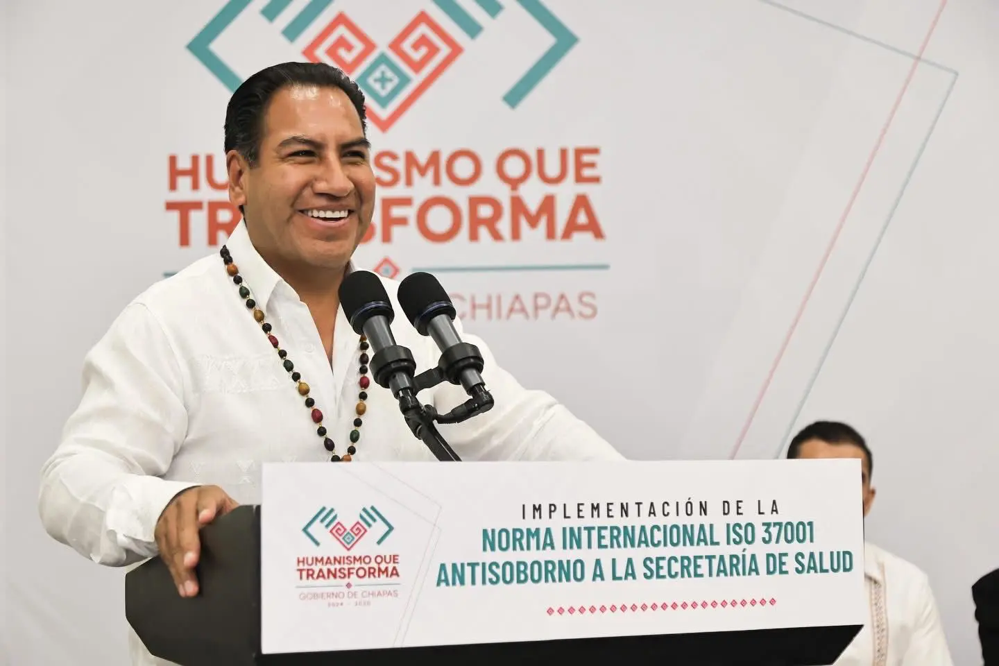 Gobernador de Chiapas en evento público.