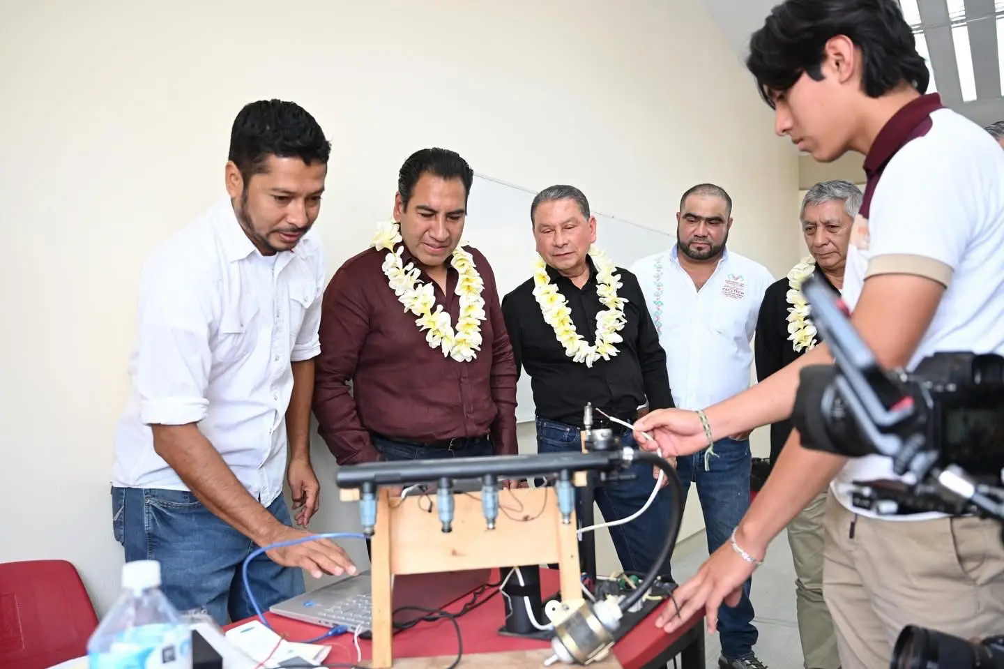 Gobernador de Chiapas en aula junto a funcionarios y alumno haciendo demostración