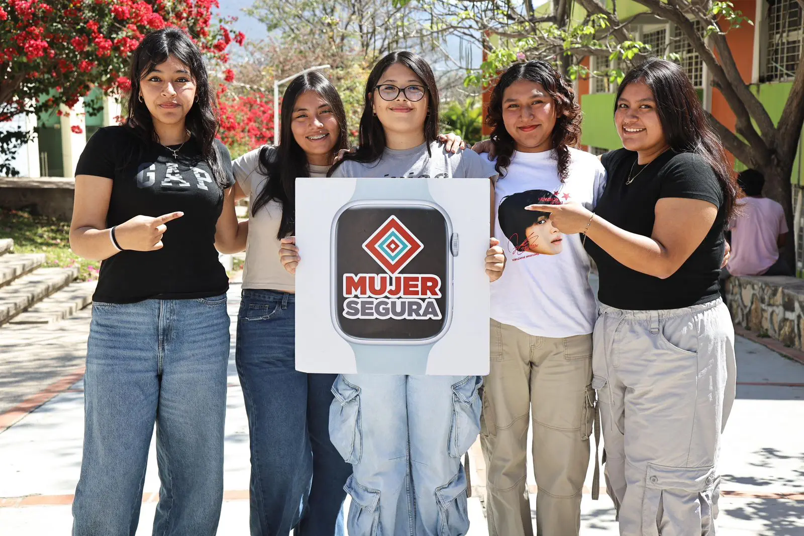 Estudiantes de Unicach con letrero.