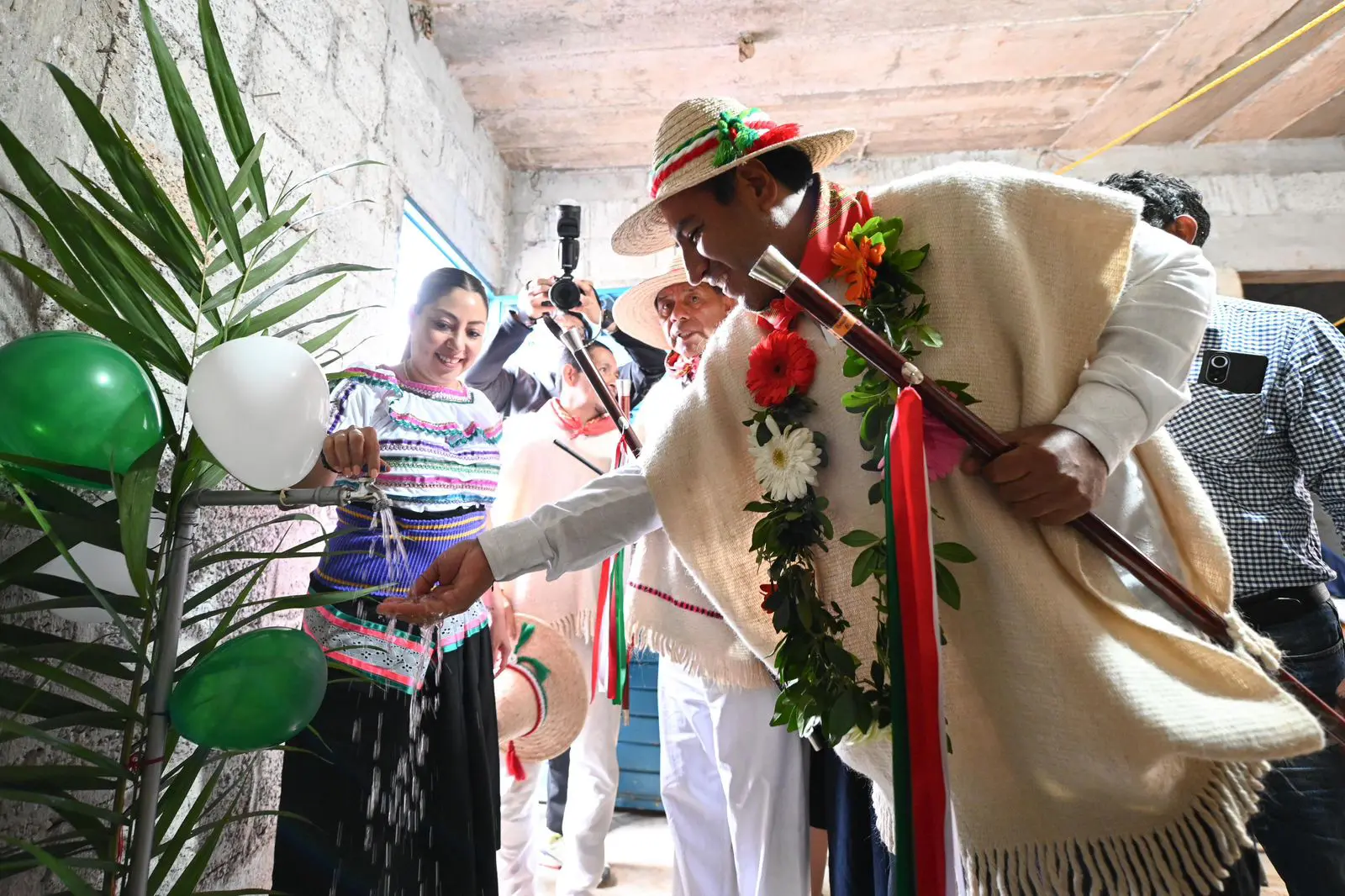 Eduardo Ramírez con sombrero y bastón de mando saludando a chiapaneco