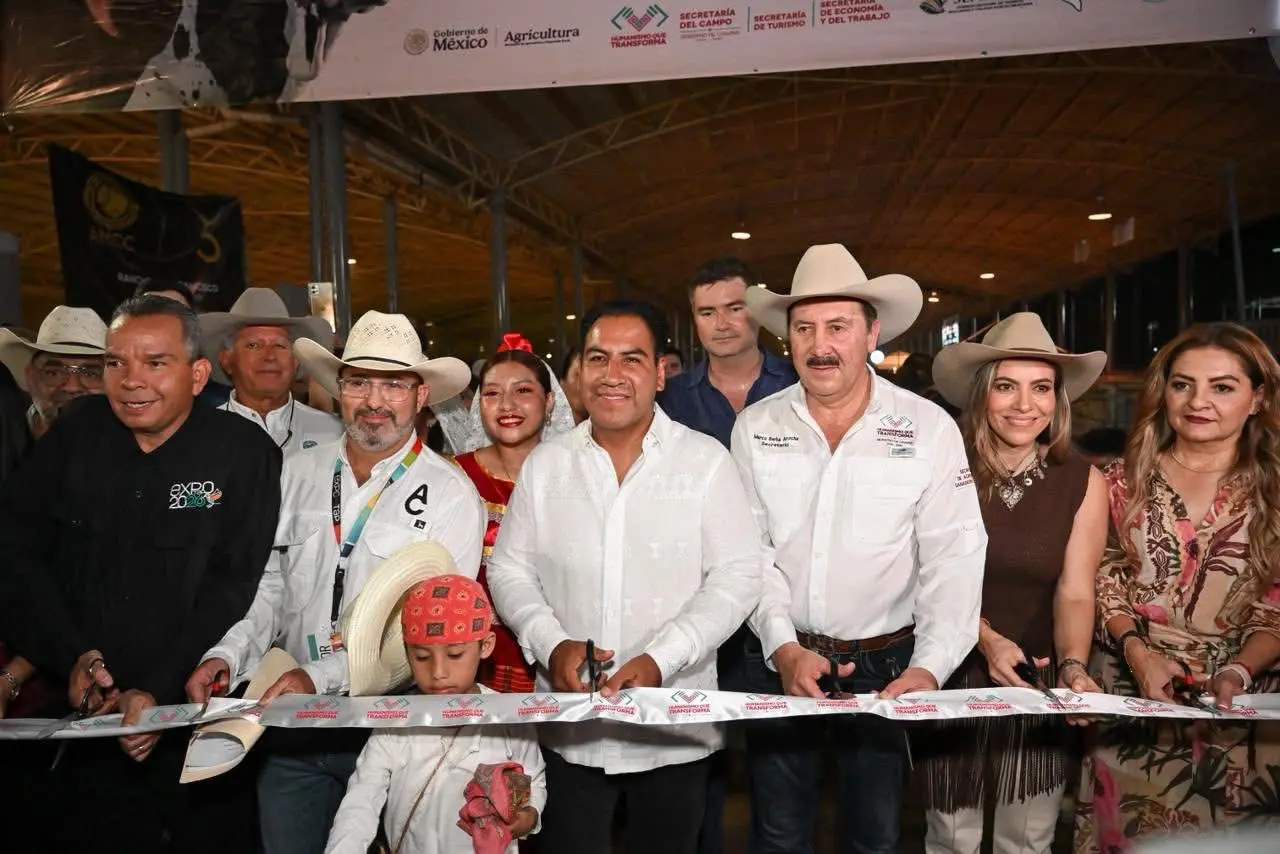 Gobernador de Chiapas cortando un listón en evento público.