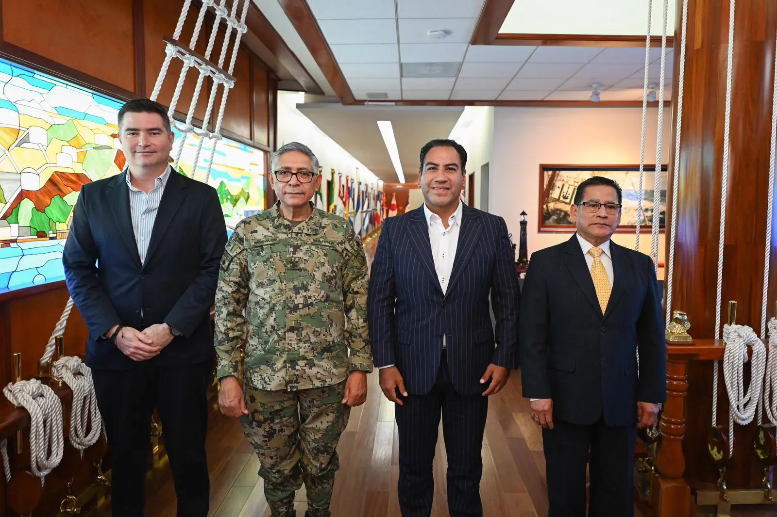 Gobernador de Chiapas junto a funcionarios