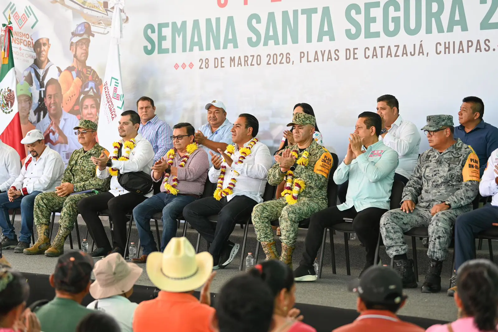 Gobernador de Chiapas junto a elementos militares en evento público frente a chiapanecos