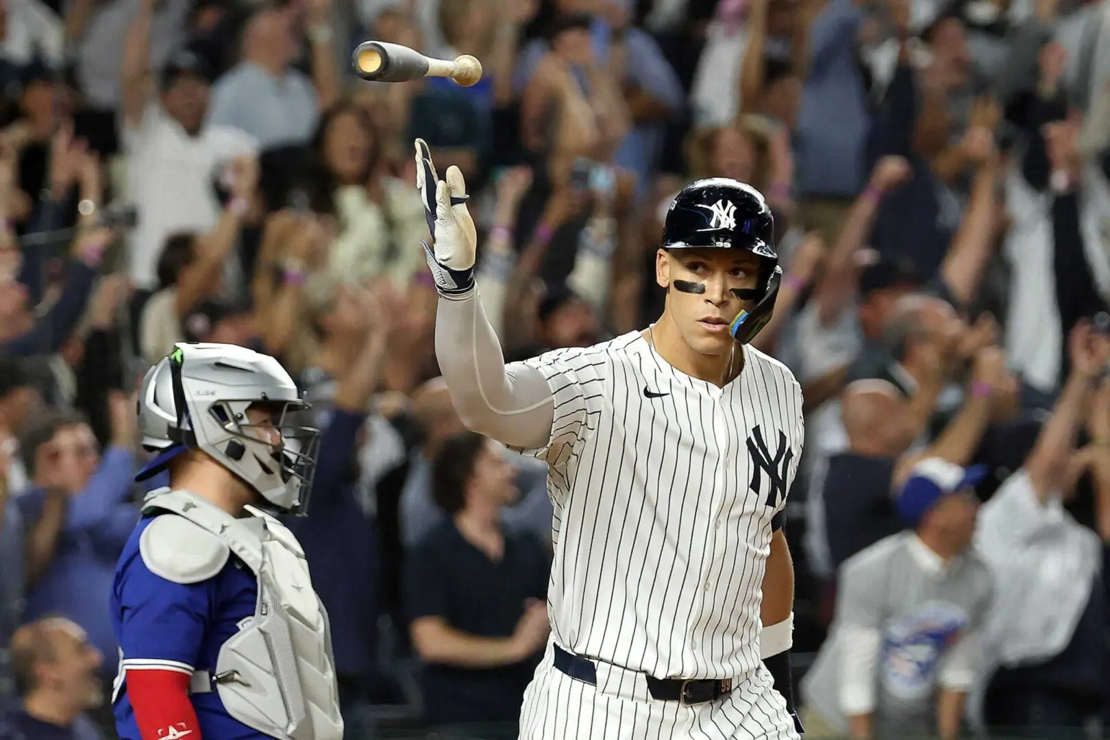 Aaron Judge festeja en un partido de los Yankees.