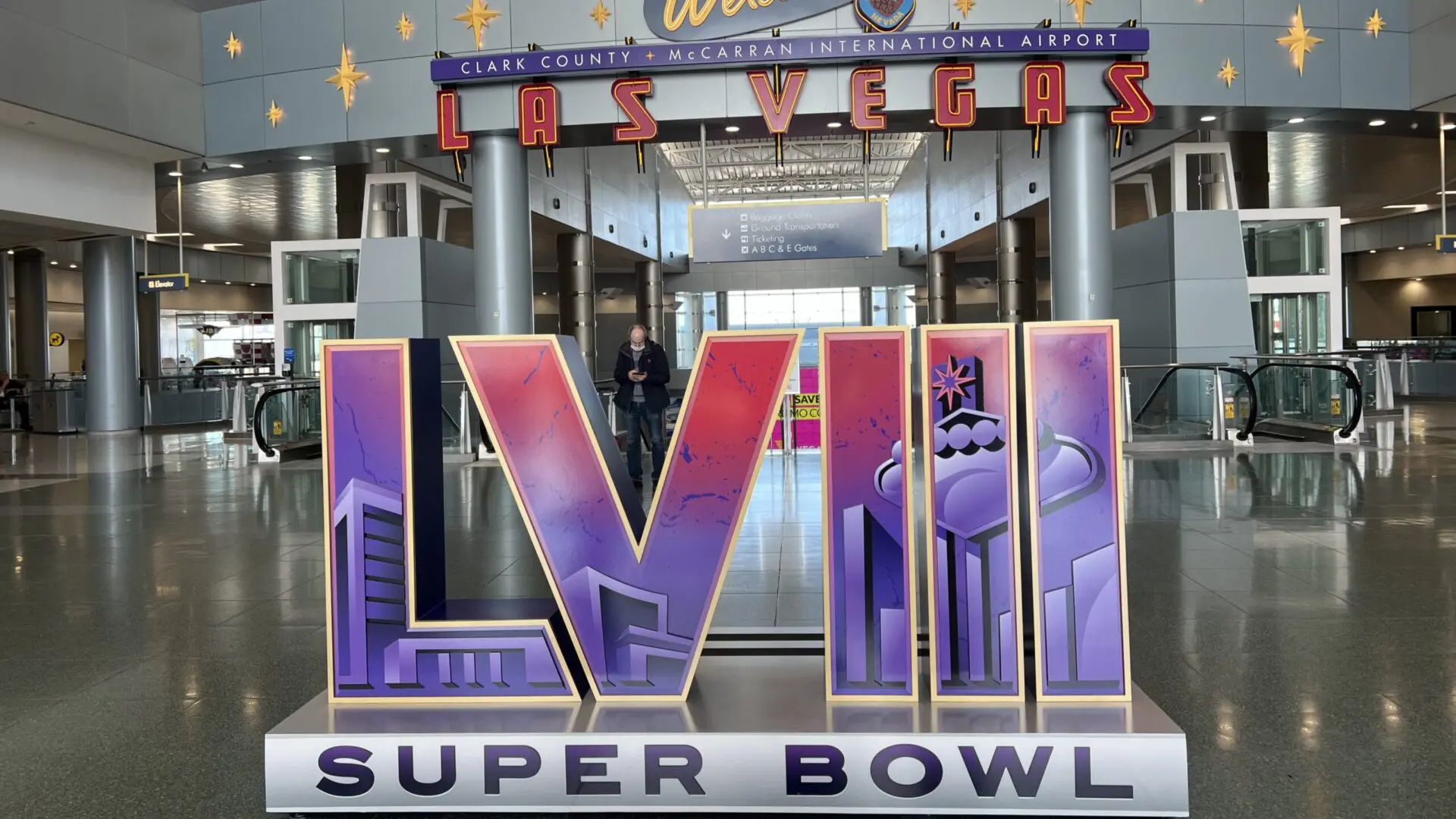 Logotivo del Super Bowl en el aeropuerto Harry Reid en Las Vegas.