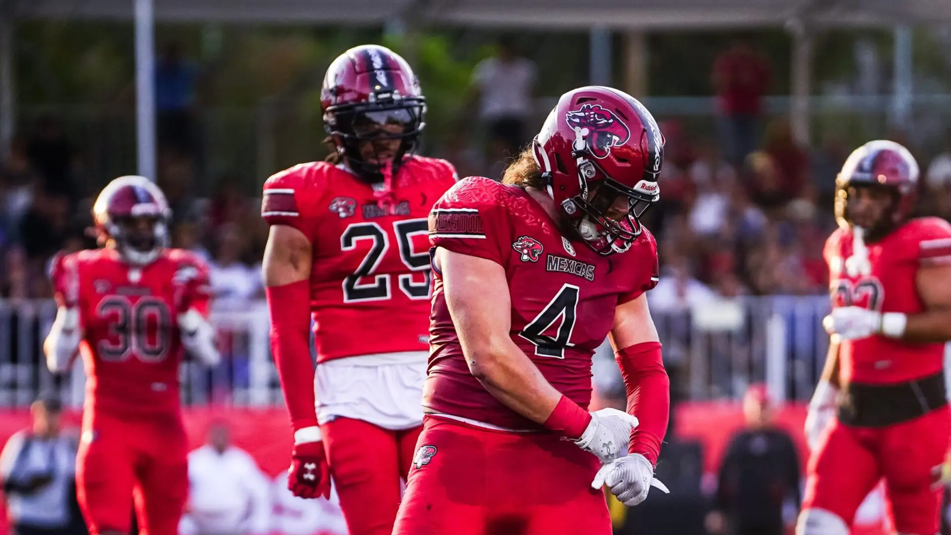 Jugadores de Mexicas de la CDMX en un partido de la LFA.