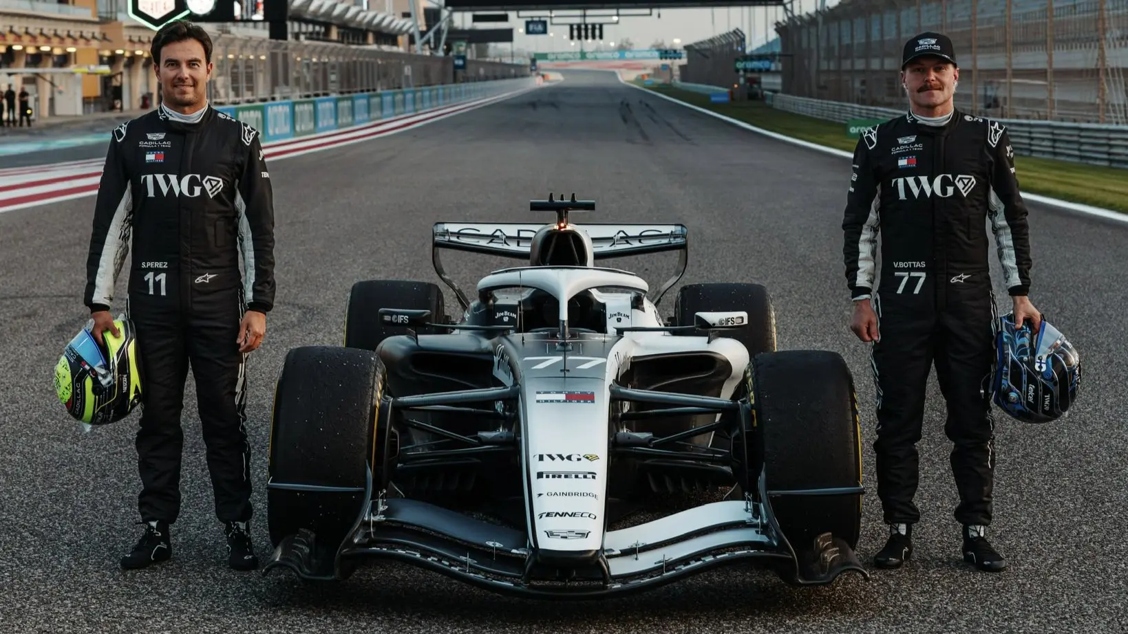 Checo Pérez y Valteri Bottas posan con el auto de Cadillac.